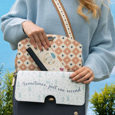 Pekin Alice in Wonderland Azul Crossbody Bag