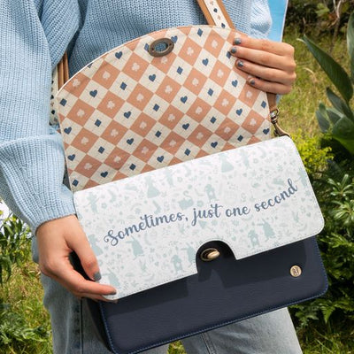 Pekin Alice in Wonderland Azul Crossbody Bag